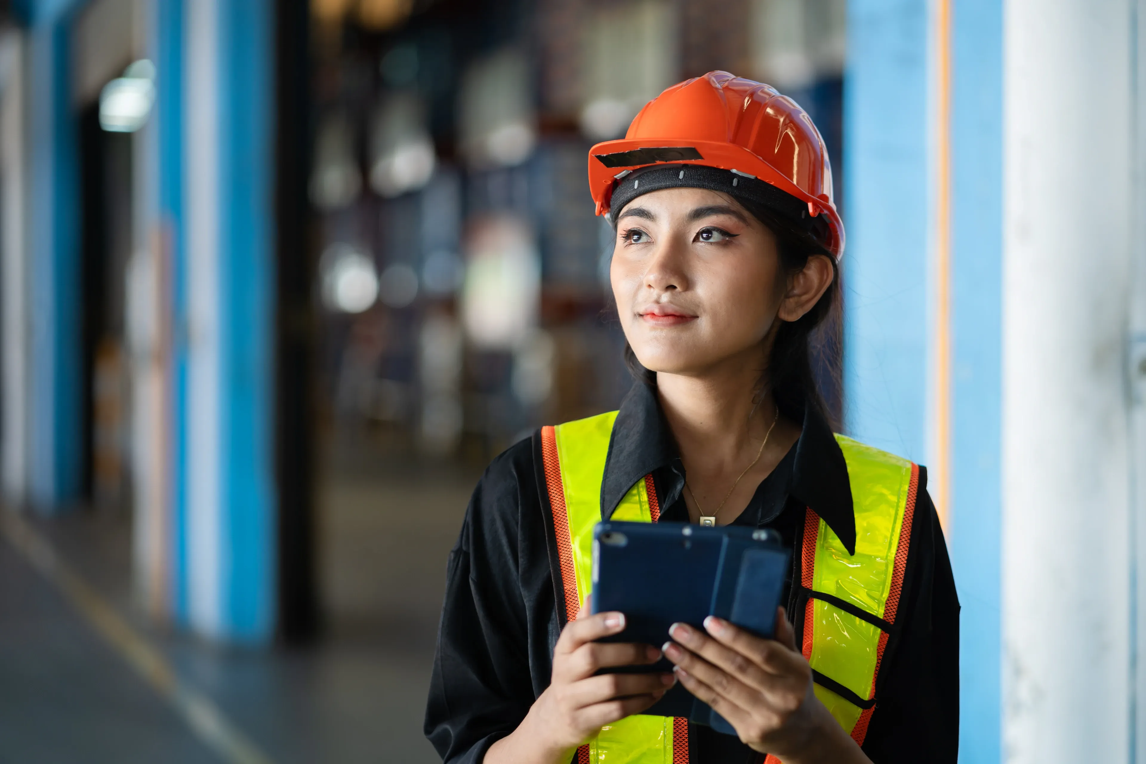 Eine Technikerin hält ein Tablet in der Hand